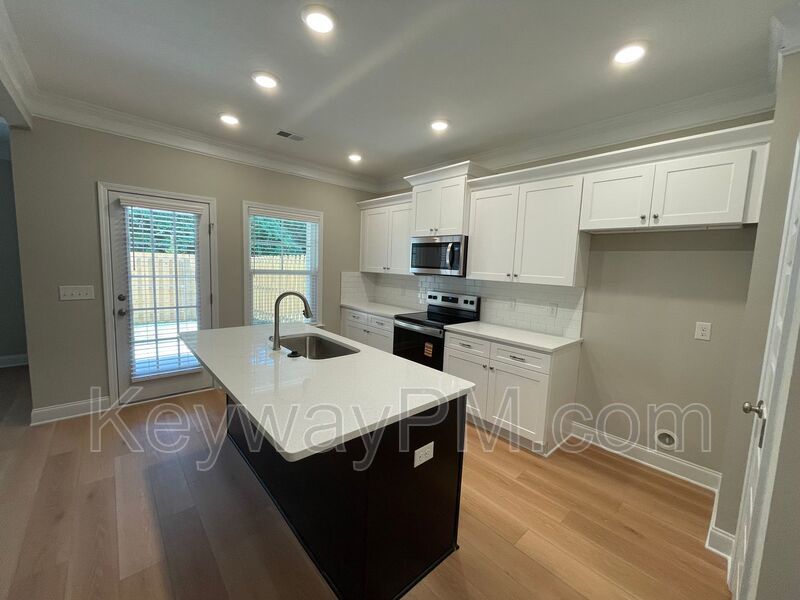 3035 Venetian Drive- Village Square property image
