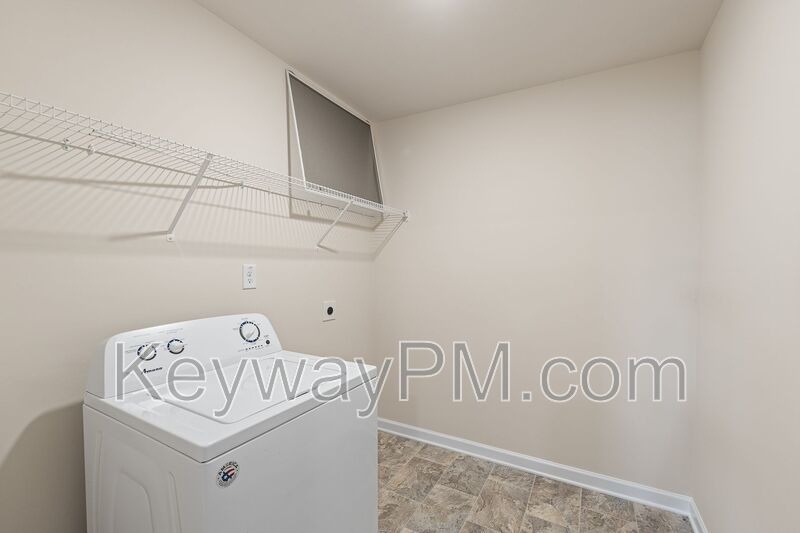 3262 Carmine Avenue - High Hills property image