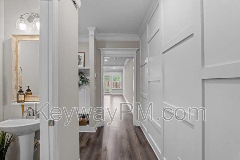 1043 Linsmore Ave- Canterbury Farms property image