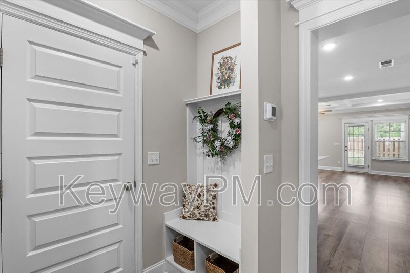 1043 Linsmore Ave- Canterbury Farms property image
