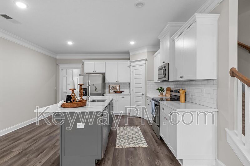 1043 Linsmore Ave- Canterbury Farms property image