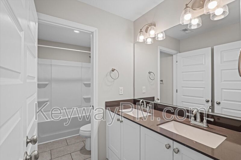 1043 Linsmore Ave- Canterbury Farms property image