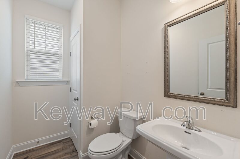 585 Hampton Drive-Windsor property image