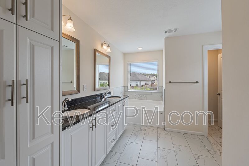 585 Hampton Drive-Windsor property image