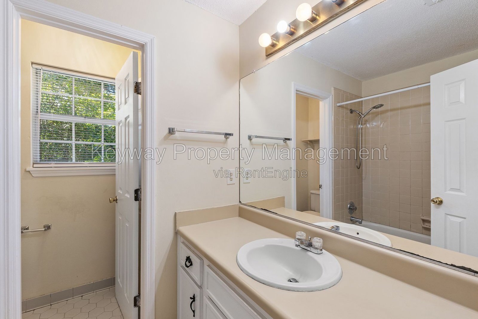 642 Clinton Way W - Fox Run property image